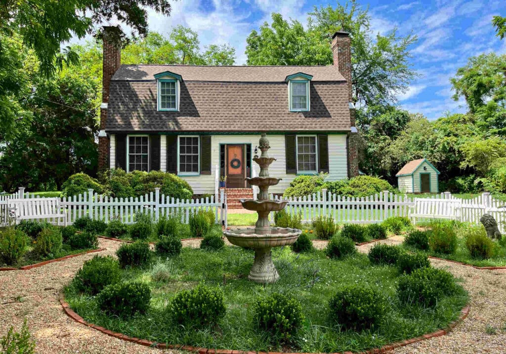 Photo of Hague House in Northern Neck with a fountain and garden