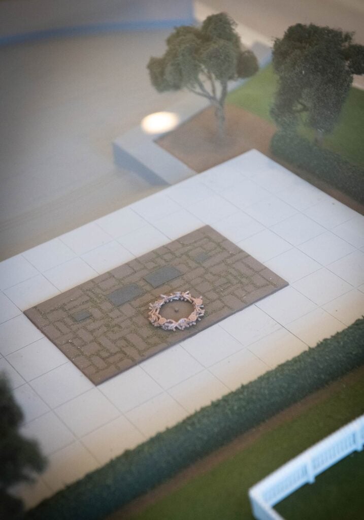 a model that was created to illustrate how the wreath would be installed at JFK's final resting place.